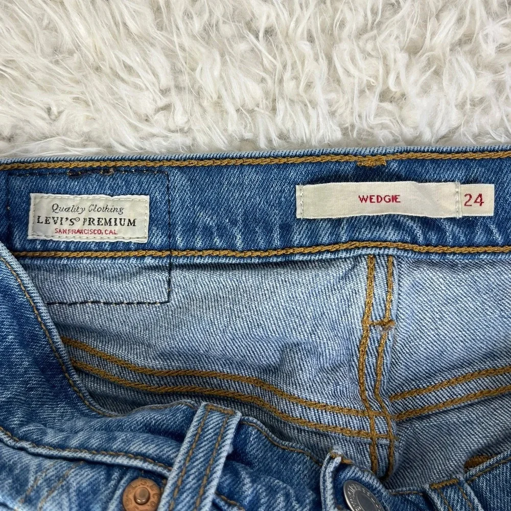 Levis Wedgie Fit Jeans Ripped Distressed Denim Blue Wash Womens Size 24‎